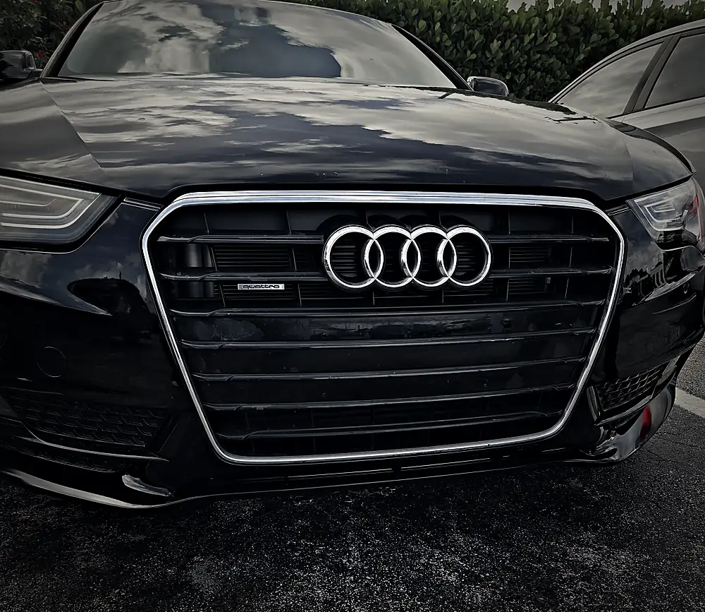 Parrilla delantera de un Audi A5 negro en el taller Prestige