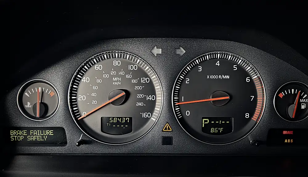 Instrument cluster showing a brake failure warning during diagnosis