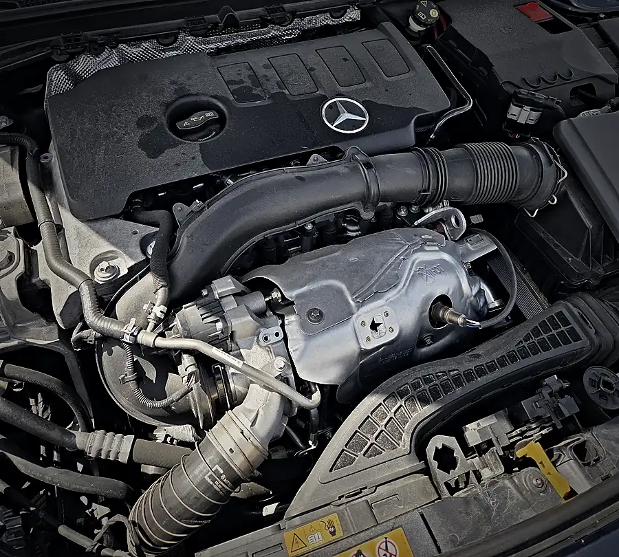 Motor turbo de cuatro cilindros de un Mercedes-Benz con el capó abierto